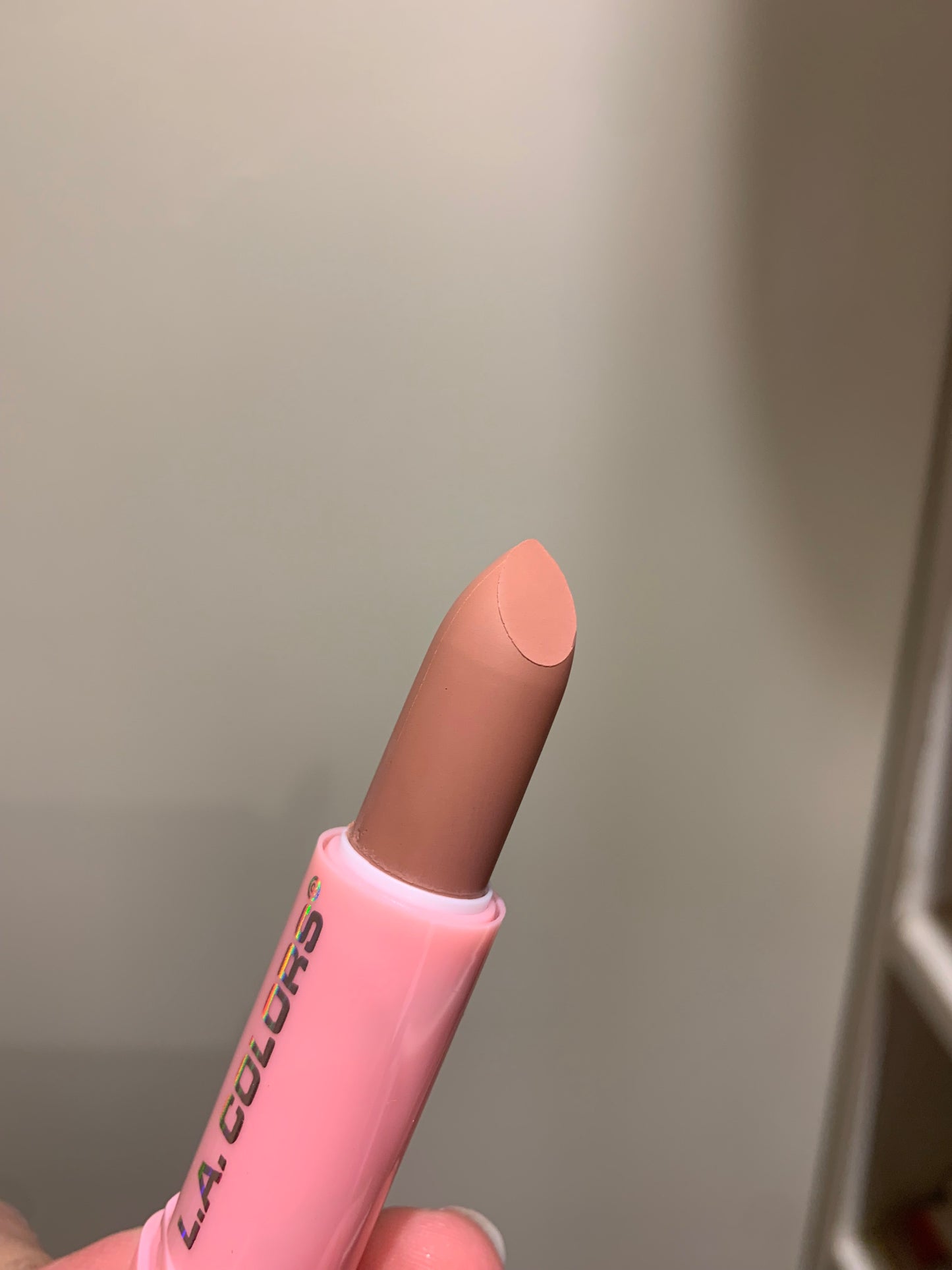 La color nude glam lipstick